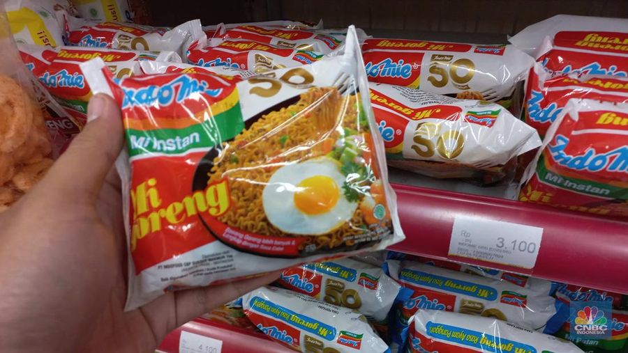 Penjualan Mi Instan di Mini Market, kawasan Pondok Kopi Jakarta Timur,,Kamis (11/8/2022). (CNBC Indonesia/ Muhammad Sabki)
