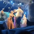 Heboh Kades Sawer Biduan Pake Duit Segepok, Berapa Gajinya?