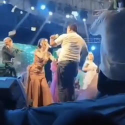 Heboh Kades Sawer Biduan Pake Duit Segepok, Berapa Gajinya?