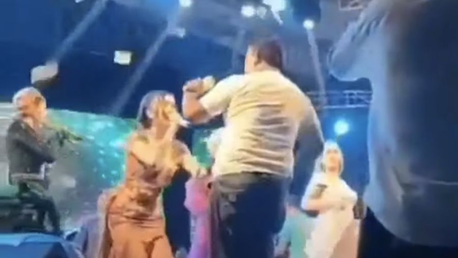 Video viral Kepala Desa Kiara Sari, Sukajaya, Kabupaten Bogor berjoget bersama biduan dalam acara dangdut di pesta pernikahan. (Tangkapan layar video viral)