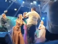 Heboh Kades Sawer Biduan Pake Duit Segepok, Berapa Gajinya?