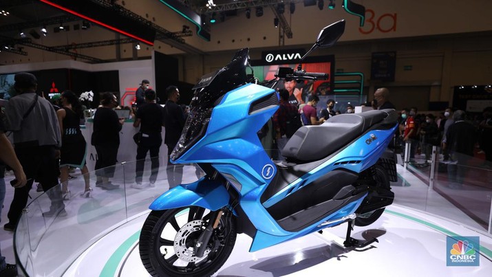 Alva One, Skuter Listrik Maxi diperkenalkan di ajang Gakindo Indonesia Internasional Auto Show (GIIAS), Tangerang, Banten. (CNBC Indonesia/ Tri Susilo)
