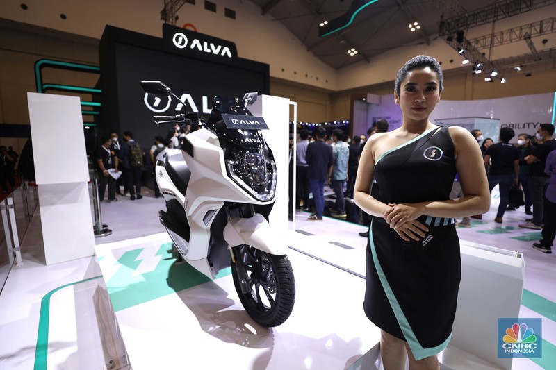 Alva One, Skuter Listrik Maxi diperkenalkan di ajang Gakindo Indonesia Internasional Auto Show (GIIAS), Tangerang, Banten. (CNBC Indonesia/ Tri Susilo)