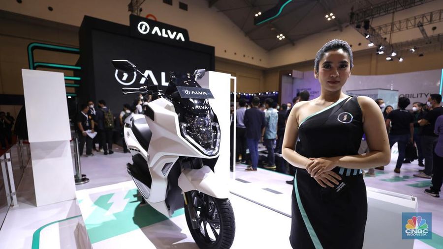 Alva One, Skuter Listrik Maxi diperkenalkan di ajang Gakindo Indonesia Internasional Auto Show (GIIAS), Tangerang, Banten. (CNBC Indonesia/ Tri Susilo)