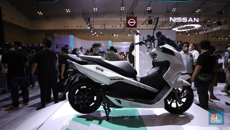 Alva One, Skuter Listrik Maxi diperkenalkan di ajang Gakindo Indonesia Internasional Auto Show (GIIAS), Tangerang, Banten. (CNBC Indonesia/ Tri Susilo)