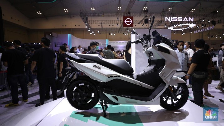 Alva One, Skuter Listrik Maxi di GIIAS 2022 Alva One, Skuter Listrik Maxi diperkenalkan di ajang Gakindo Indonesia Internasional Auto Show (GIIAS), Tangerang, Banten. (CNBC Indonesia/ Tri Susilo)