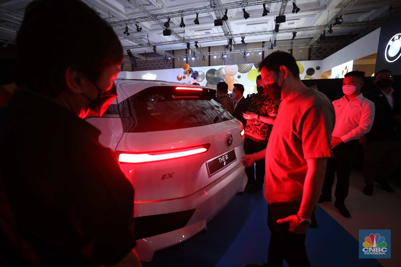 BMW iX di ajang Pameran Gaikindo Indonesia International Auto Show (GIIAS) 2022 di Tangerang, Banten, Kamis (11/8/2022).