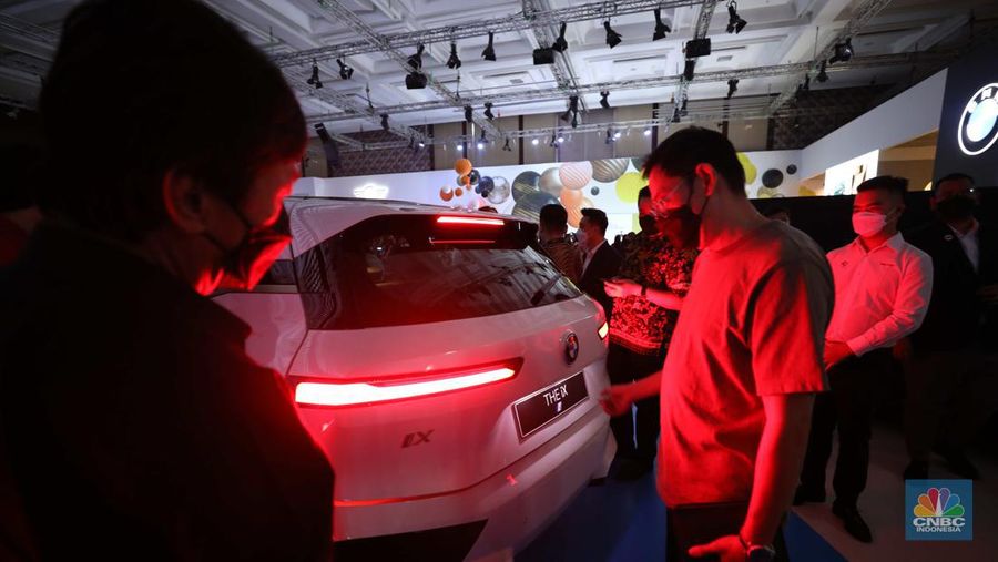 BMW iX di ajang Pameran Gaikindo Indonesia International Auto Show (GIIAS) 2022 di Tangerang, Banten, Kamis (11/8/2022).