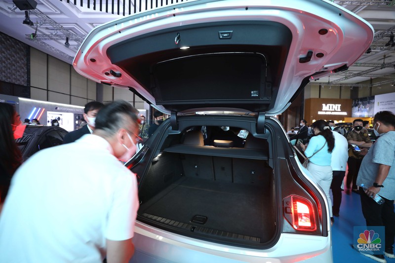 BMW iX di ajang Pameran Gaikindo Indonesia International Auto Show (GIIAS) 2022 di Tangerang, Banten, Kamis (11/8/2022).