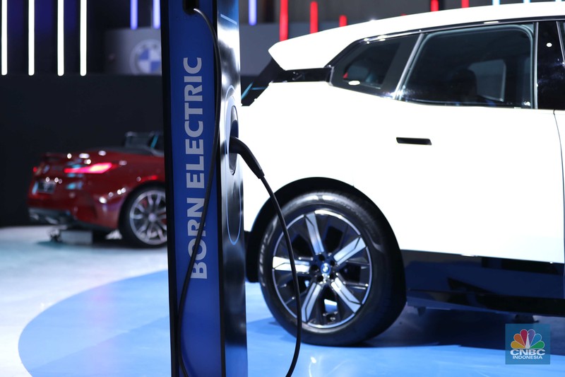 BMW iX di ajang Pameran Gaikindo Indonesia International Auto Show (GIIAS) 2022 di Tangerang, Banten, Kamis (11/8/2022).