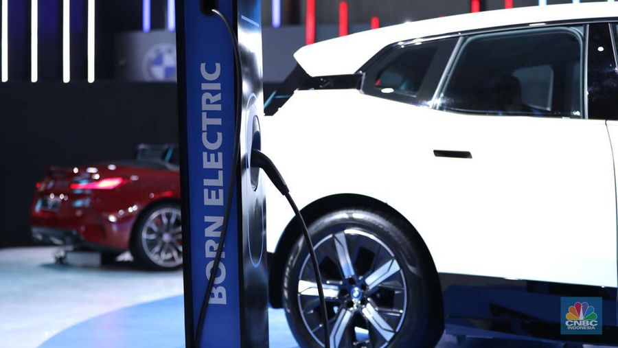 BMW iX di ajang Pameran Gaikindo Indonesia International Auto Show (GIIAS) 2022 di Tangerang, Banten, Kamis (11/8/2022).