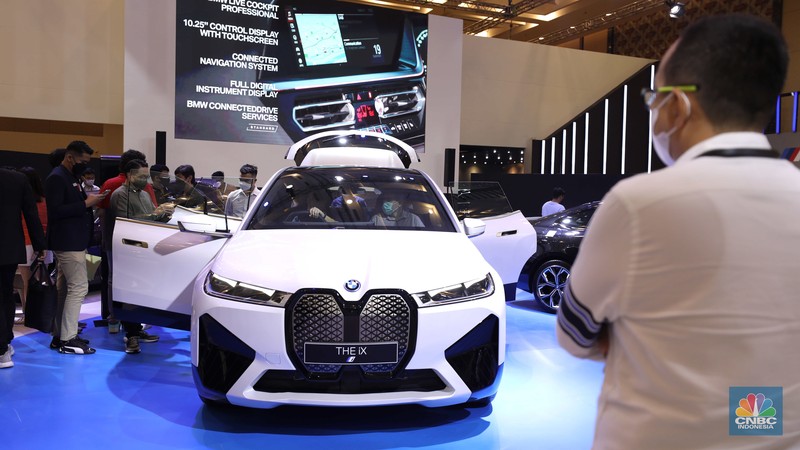 BMW iX di ajang Pameran Gaikindo Indonesia International Auto Show (GIIAS) 2022 di Tangerang, Banten, Kamis (11/8/2022). BMW iX di ajang Pameran Gaikindo Indonesia International Auto Show (GIIAS) 2022 di Tangerang, Banten, Kamis (11/8/2022).