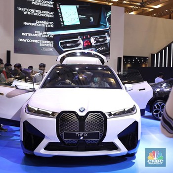Penampakan & Harga Mobil BMW Listrik iX dan i4 di GIIAS 2022