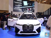 Penampakan & Harga Mobil BMW Listrik iX dan i4 di GIIAS 2022
