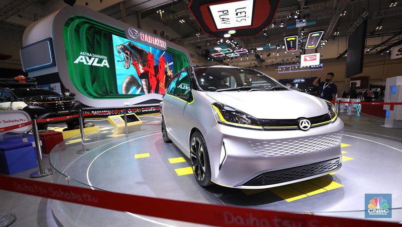 Daihatsu Ayla EV yang hadir perdana di GAIKINDO Indonesia International Auto Show (GIIAS) 2022 di Tangerang, Banten, Kamis (11/8/2022). (CNBC Indonesia/ Tri Susilo)