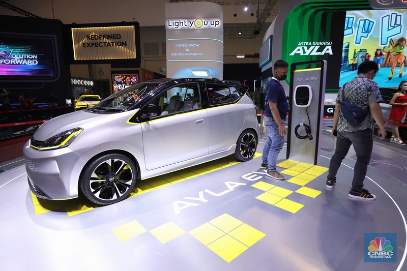 Daihatsu Ayla EV yang hadir perdana di GAIKINDO Indonesia International Auto Show (GIIAS) 2022 di Tangerang, Banten, Kamis (11/8/2022). (CNBC Indonesia/ Tri Susilo)