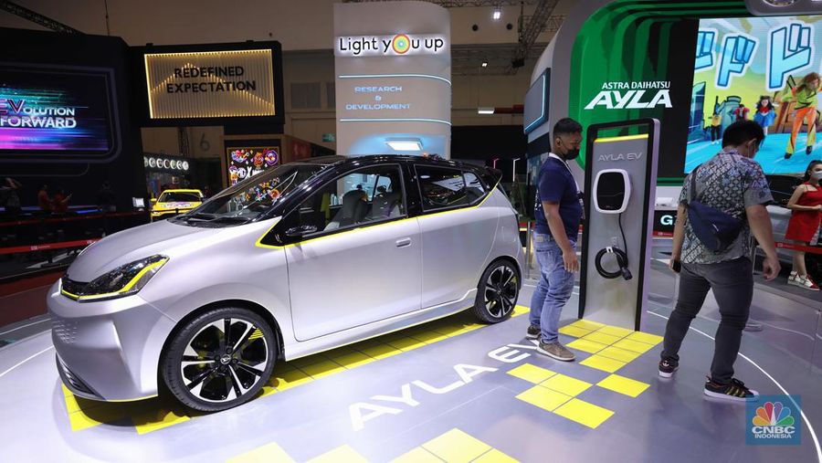 Daihatsu Ayla EV yang hadir perdana di GAIKINDO Indonesia International Auto Show (GIIAS) 2022 di Tangerang, Banten, Kamis (11/8/2022). (CNBC Indonesia/ Tri Susilo)