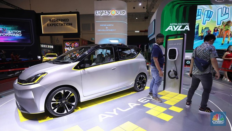 Daihatsu Ayla EV yang hadir perdana di GAIKINDO Indonesia International Auto Show (GIIAS) 2022 di Tangerang, Banten, Kamis (11/8/2022). (CNBC Indonesia/ Tri Susilo)