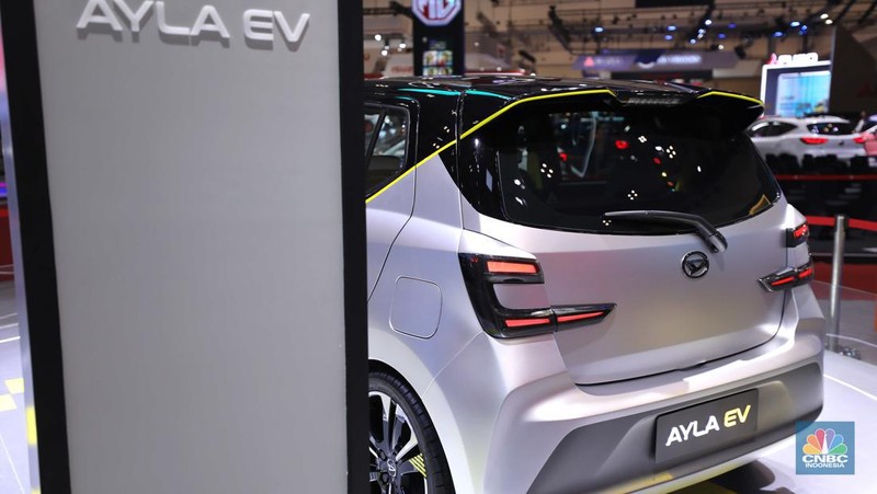 Daihatsu Ayla EV yang hadir perdana di GAIKINDO Indonesia International Auto Show (GIIAS) 2022 di Tangerang, Banten, Kamis (11/8/2022). (CNBC Indonesia/ Tri Susilo)