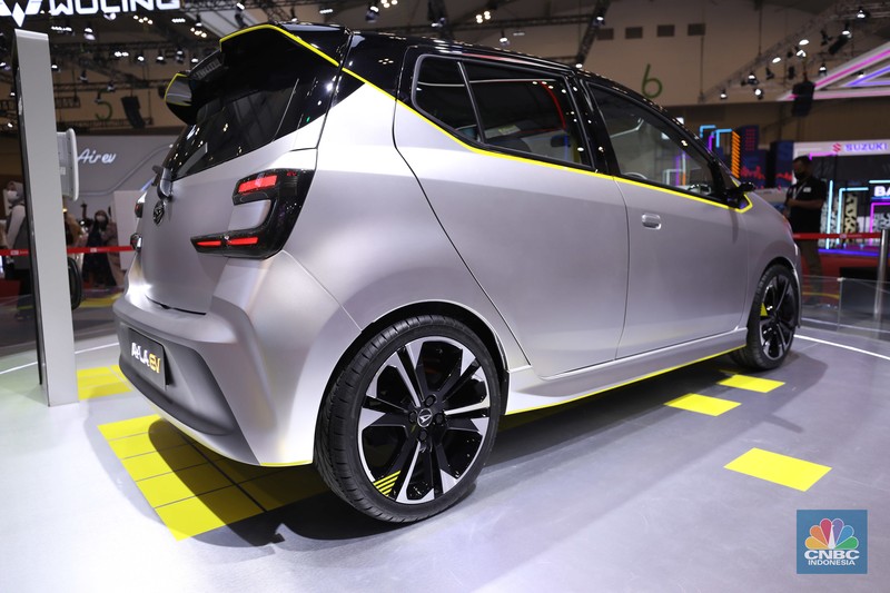 Daihatsu Ayla EV listrik di GIIAS 2022 Daihatsu Ayla EV yang hadir perdana di GAIKINDO Indonesia International Auto Show (GIIAS) 2022 di Tangerang, Banten, Kamis (11/8/2022). (CNBC Indonesia/ Tri Susilo)