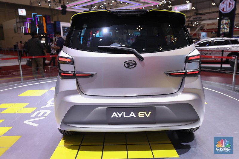 Daihatsu Ayla EV yang hadir perdana di GAIKINDO Indonesia International Auto Show (GIIAS) 2022 di Tangerang, Banten, Kamis (11/8/2022). (CNBC Indonesia/ Tri Susilo)