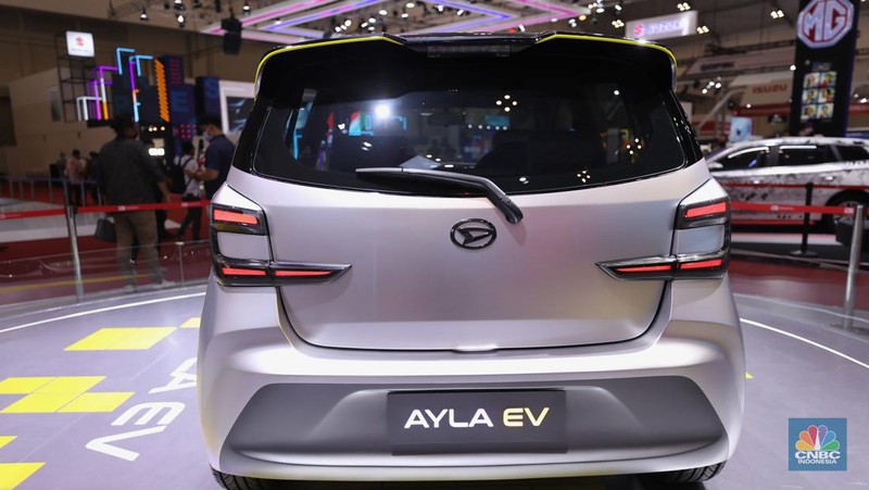 Daihatsu Ayla EV yang hadir perdana di GAIKINDO Indonesia International Auto Show (GIIAS) 2022 di Tangerang, Banten, Kamis (11/8/2022). (CNBC Indonesia/ Tri Susilo)