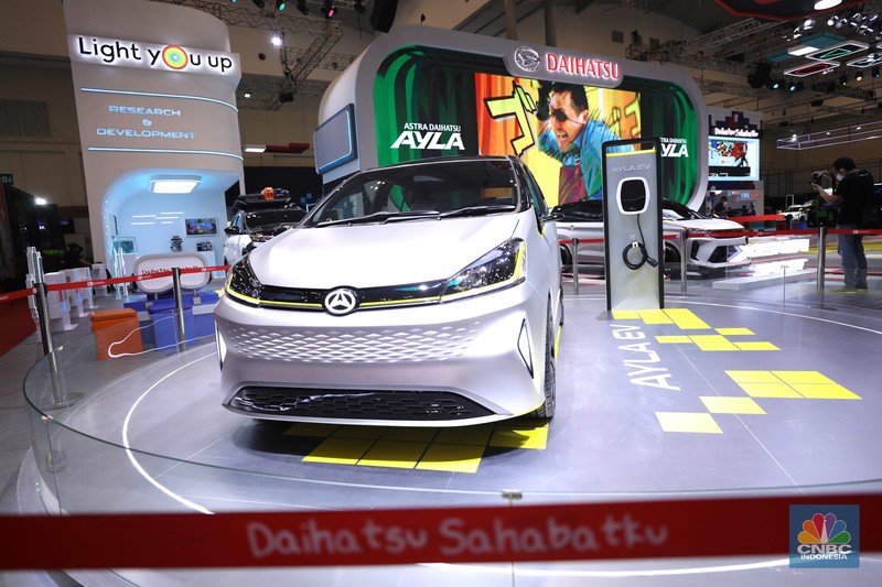 Daihatsu Ayla EV listrik di GIIAS 2022 Daihatsu Ayla EV yang hadir perdana di GAIKINDO Indonesia International Auto Show (GIIAS) 2022 di Tangerang, Banten, Kamis (11/8/2022). (CNBC Indonesia/ Tri Susilo)