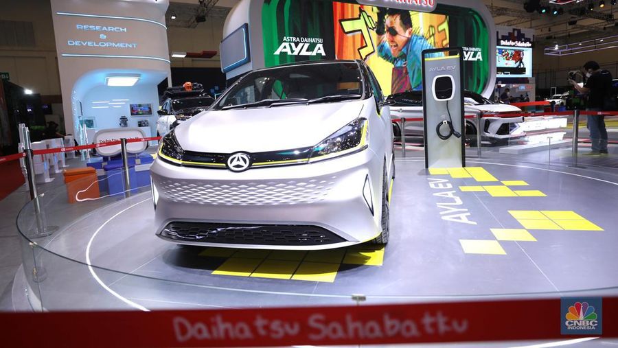 Daihatsu Ayla EV yang hadir perdana di GAIKINDO Indonesia International Auto Show (GIIAS) 2022 di Tangerang, Banten, Kamis (11/8/2022). (CNBC Indonesia/ Tri Susilo)