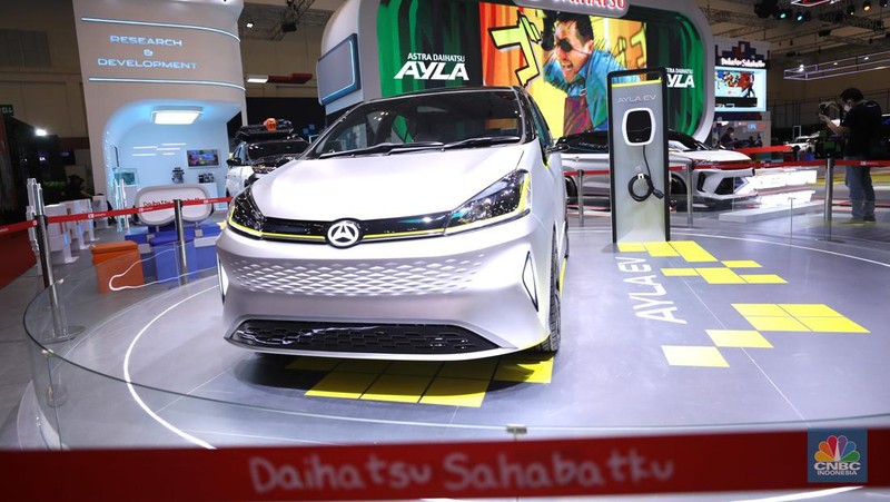 Daihatsu Ayla EV yang hadir perdana di GAIKINDO Indonesia International Auto Show (GIIAS) 2022 di Tangerang, Banten, Kamis (11/8/2022). (CNBC Indonesia/ Tri Susilo)