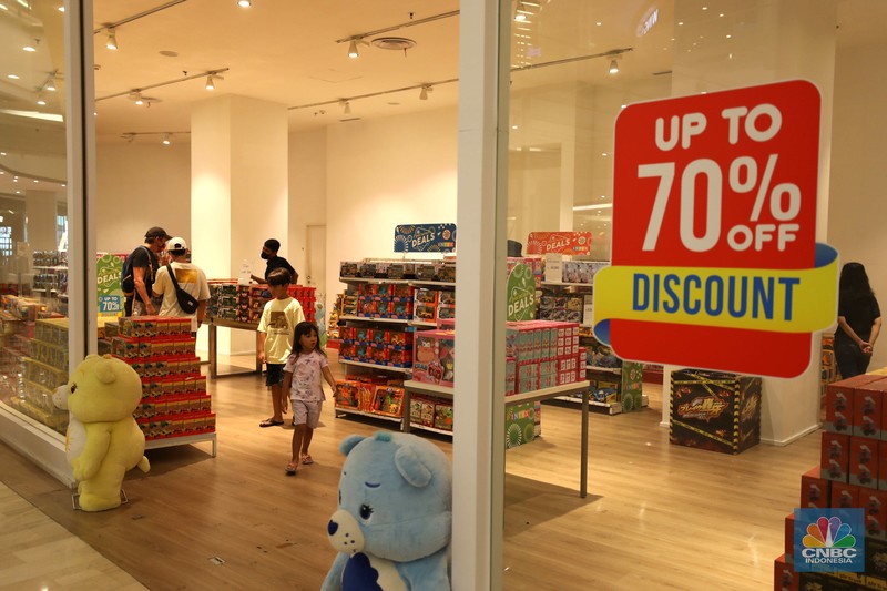 Warga berbelanja di Lotte Shopping Avenue, Jakarta, Jumat (12/8/2022). (CNBC Indonesia/ Tri Susilo)