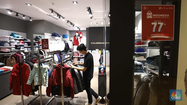 diskon mall Warga berbelanja di Lotte Shopping Avenue, Jakarta, Jumat (12/8/2022). (CNBC Indonesia/ Tri Susilo)