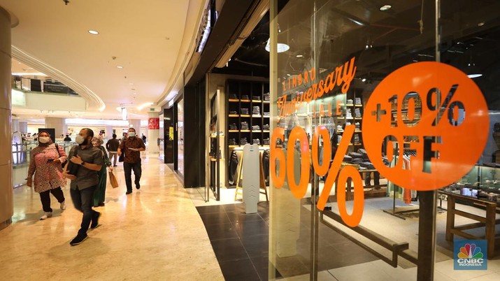 Warga berbelanja di Lotte Shopping Avenue, Jakarta, Jumat (12/8/2022). (CNBC Indonesia/ Tri Susilo)