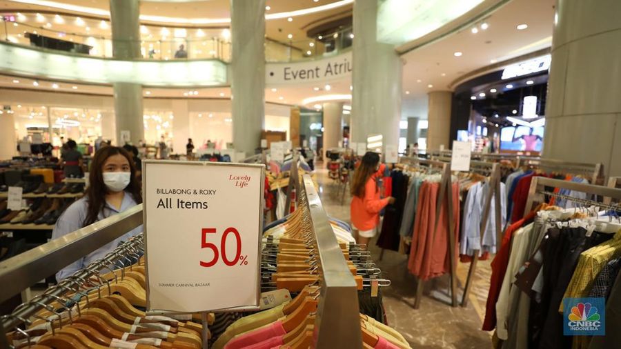 Warga berbelanja di Lotte Shopping Avenue, Jakarta, Jumat (12/8/2022). (CNBC Indonesia/ Tri Susilo)
