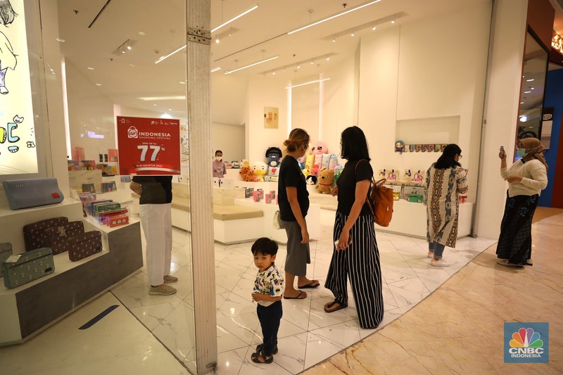 Warga berbelanja di Lotte Shopping Avenue, Jakarta, Jumat (12/8/2022). (CNBC Indonesia/ Tri Susilo)