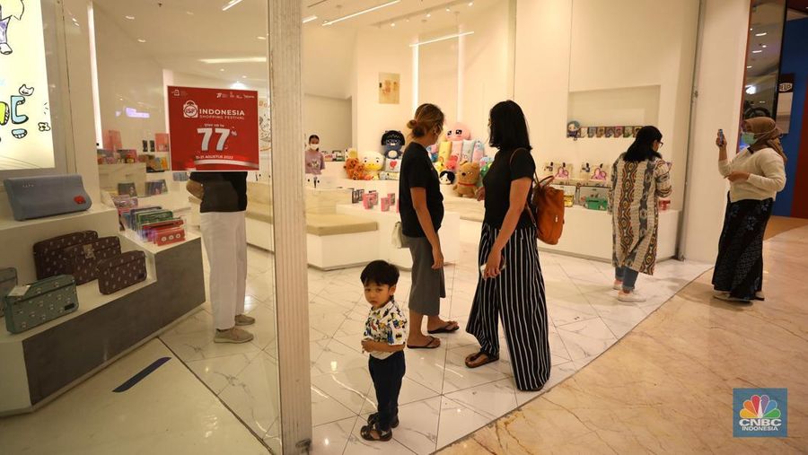 Warga berbelanja di Lotte Shopping Avenue, Jakarta, Jumat (12/8/2022). (CNBC Indonesia/ Tri Susilo)