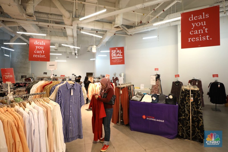 Warga berbelanja di Lotte Shopping Avenue, Jakarta, Jumat (12/8/2022). (CNBC Indonesia/ Tri Susilo)