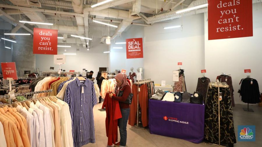 Warga berbelanja di Lotte Shopping Avenue, Jakarta, Jumat (12/8/2022). (CNBC Indonesia/ Tri Susilo)
