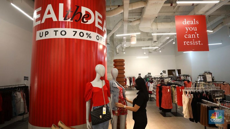 Warga berbelanja di Lotte Shopping Avenue, Jakarta, Jumat (12/8/2022). (CNBC Indonesia/ Tri Susilo)