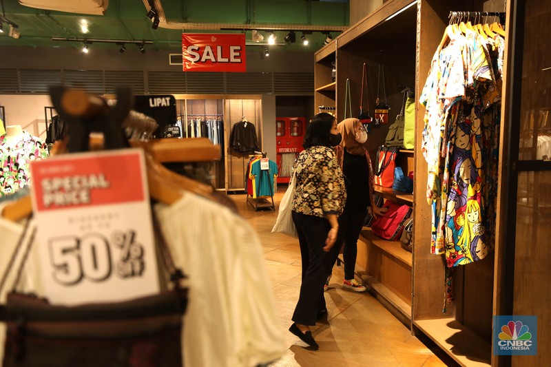 Warga berbelanja di Lotte Shopping Avenue, Jakarta, Jumat (12/8/2022). (CNBC Indonesia/ Tri Susilo)