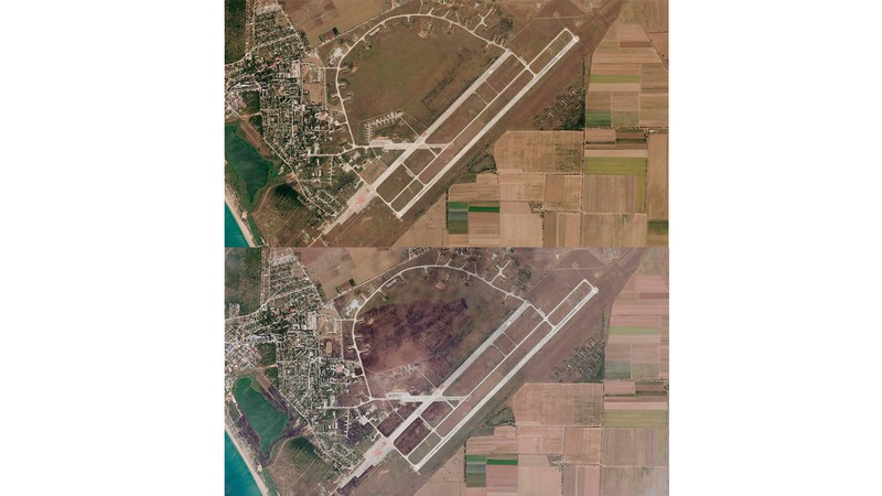 Gambar satelit yang disediakan oleh Maxar Technologies imenunjukkan pesawat di Pangkalan Udara Saki (atas) di Semenanjung Crimea, Senin (16/5/2022) dan setelah ledakan di sana Rabu, (10/8/2022).  (Satellite image ©2022 Maxar Technologies via AP)
