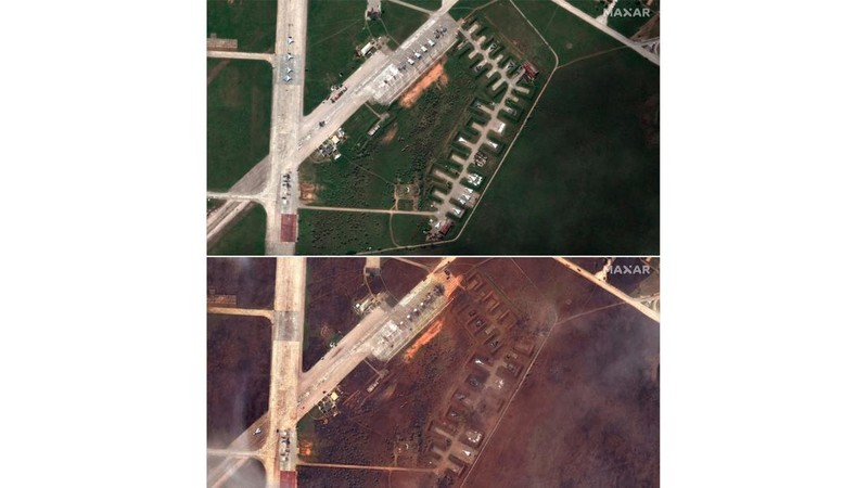 Gambar satelit yang disediakan oleh Maxar Technologies imenunjukkan pesawat di Pangkalan Udara Saki (atas) di Semenanjung Crimea, Senin (16/5/2022) dan setelah ledakan di sana Rabu, (10/8/2022).  (Satellite image ©2022 Maxar Technologies via AP)