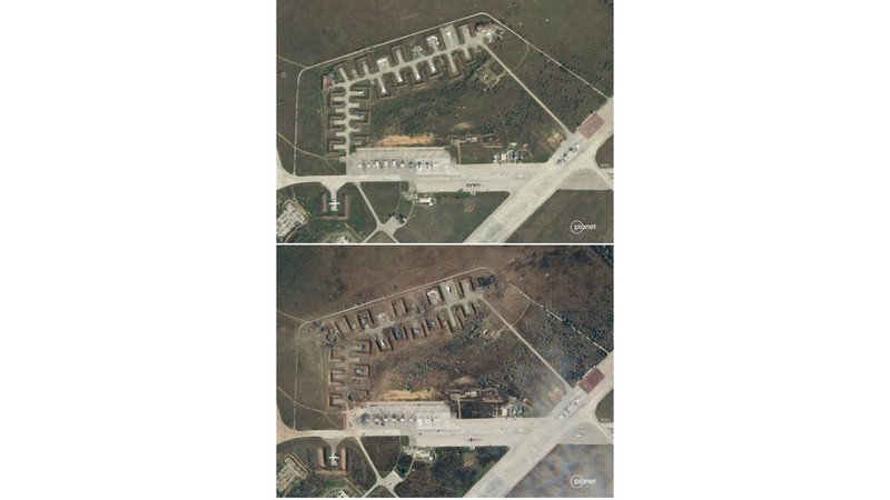 Gambar satelit yang disediakan oleh Maxar Technologies imenunjukkan pesawat di Pangkalan Udara Saki (atas) di Semenanjung Crimea, Senin (16/5/2022) dan setelah ledakan di sana Rabu, (10/8/2022).  (Satellite image ©2022 Maxar Technologies via AP)