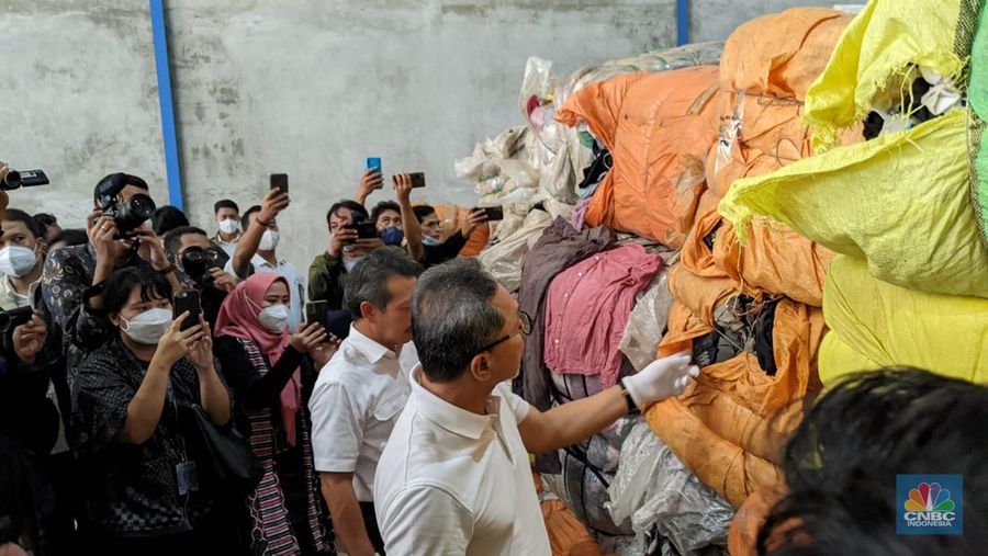 Menteri Perdagangan Zulkifli Hasan melakukan pemusnahan pakaian impor bekas hasil pengawasan di Pergudangan Gracia, Karawang Barat, Jawa Barat. (CNBC Indonesia/ Emir Yanwardhana)