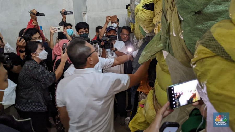 Menteri Perdagangan Zulkifli Hasan melakukan pemusnahan pakaian impor bekas hasil pengawasan di Pergudangan Gracia, Karawang Barat, Jawa Barat. (CNBC Indonesia/ Emir Yanwardhana)