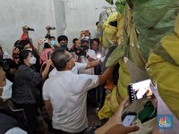Tegas! Begini Warning Zulhas ke Pedagang Baju Bekas Impor