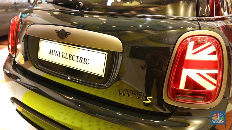 MINI Electric di ajang Pameran Gaikindo Indonesia International Auto Show (GIIAS) 2022 di Tangerang, Banten, Kamis (11/8/2022). (CNBC Indonesia/ Tri Susilo)