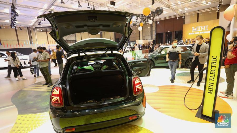 MINI Electric di ajang Pameran Gaikindo Indonesia International Auto Show (GIIAS) 2022 di Tangerang, Banten, Kamis (11/8/2022). (CNBC Indonesia/ Tri Susilo)