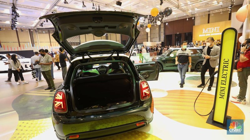 MINI Electric di ajang Pameran Gaikindo Indonesia International Auto Show (GIIAS) 2022 di Tangerang, Banten, Kamis (11/8/2022). (CNBC Indonesia/ Tri Susilo)