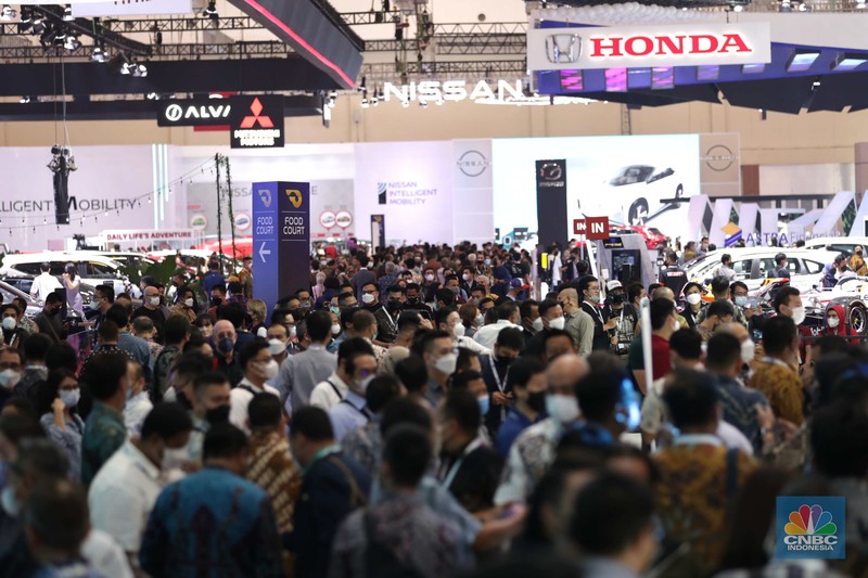 Pameran mobil GIIAS 2022 Pengunjung memadati ruang pamer kendaraan pada pameran otomotif Gaikindo Indonesia International Auto Show (GIIAS) 2022 di Indonesia Convention Exhibition (ICE) BSD, Serpong, Tangerang, Banten, Kamis (11/8/2022). GIIAS 2022 yang berlangsung 11 - 21 Agustus 2022 diikuti 25 merek kendaraan penumpang dan komersil anggota GAIKINDO serta menghadirkan produk mobil dan sepeda motor terbaru. (CNBC Indonesia/ Tri Susilo)