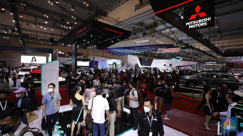 Pameran mobil GIIAS 2022 Pengunjung memadati ruang pamer kendaraan pada pameran otomotif Gaikindo Indonesia International Auto Show (GIIAS) 2022 di Indonesia Convention Exhibition (ICE) BSD, Serpong, Tangerang, Banten, Kamis (11/8/2022). GIIAS 2022 yang berlangsung 11 - 21 Agustus 2022 diikuti 25 merek kendaraan penumpang dan komersil anggota GAIKINDO serta menghadirkan produk mobil dan sepeda motor terbaru. (CNBC Indonesia/ Tri Susilo)